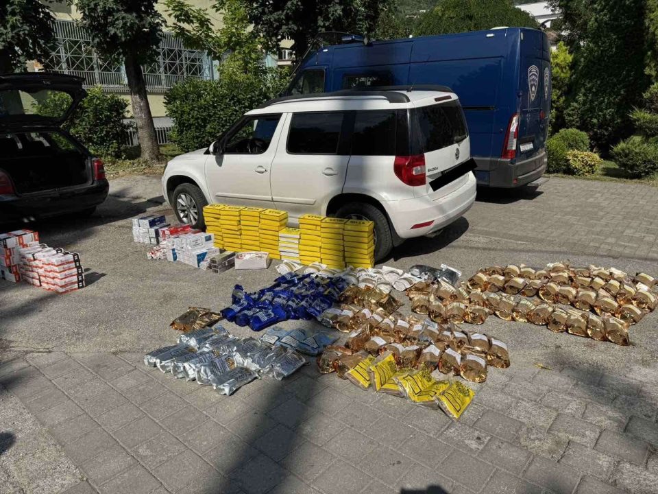 Запленета поголема количина цигари без бандероли и дробен тутун во Тетовo (ФОТО)