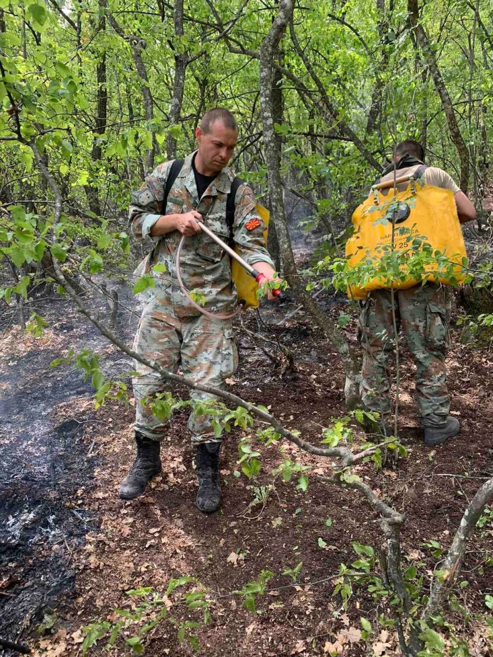 Македонските војници ангажирани за гаснење на пожарот во Чучер Сандево