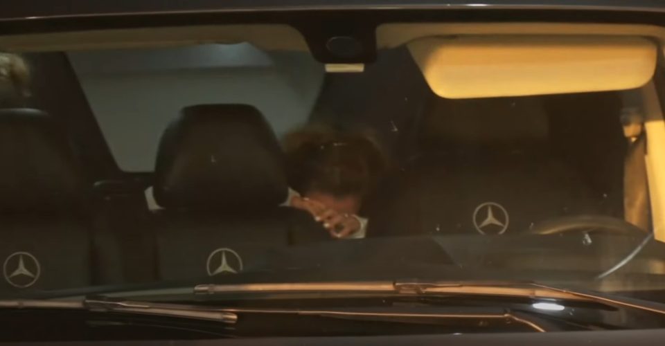 ВИДЕО: Сопругата на Жота скршена од болка, со придружба излезе од мртовечницата во Шпанија