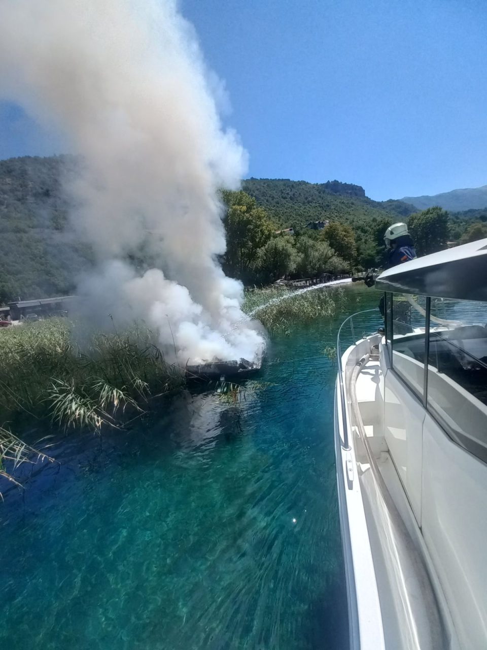 Опожарен пловен објект во Охридското Езеро