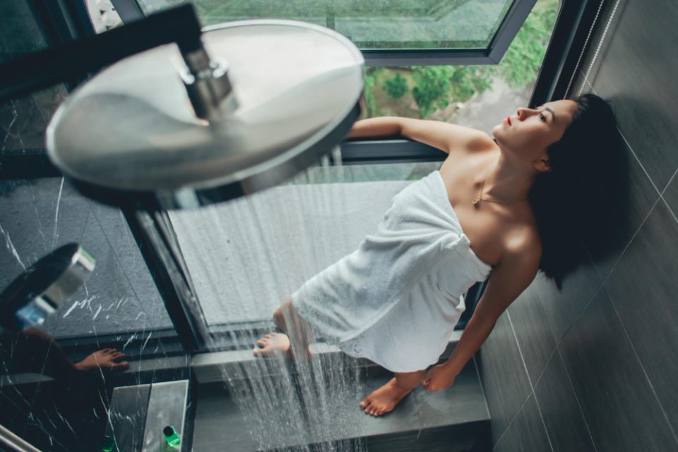 Како ладниот туш влијае на здравјето на срцето?