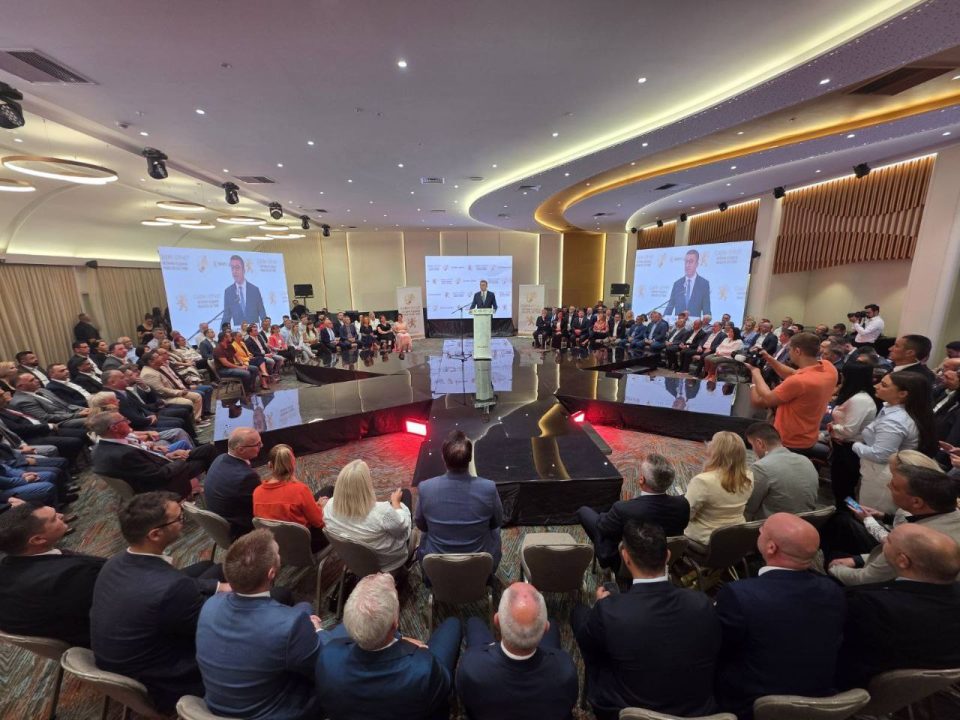 Мицкоски: За 4 години реконструирани се патишта во должина од над 770 километри, модернизирани се над 400 училишта, околу 70 градинки, завршени или во завршна фаза се 274 спортски игралишта или детски рекреативни терени