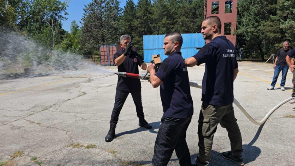 ФОТО+ВИДЕО: Почна обуката на пожарникарите кои беа селектирани по Јавен оглас од Владата