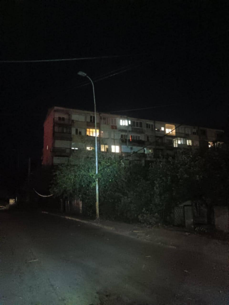 ФОТО: Расчистени остатоците од кровот на зградата кој што падна во Ѓорче Петров