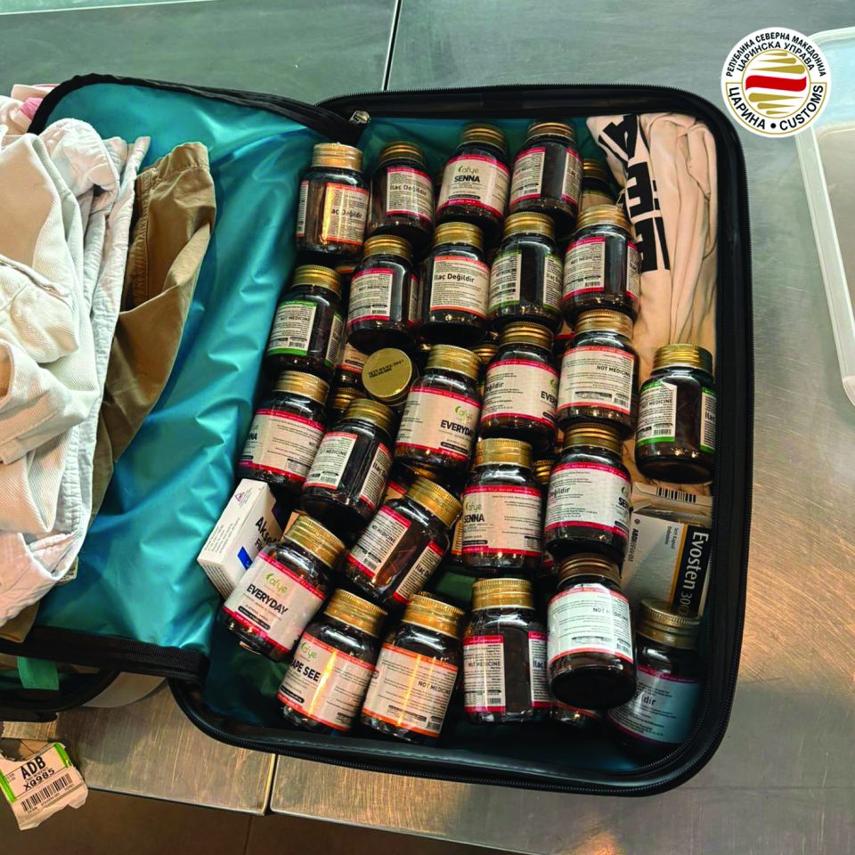 (ФОТО) Спречени обиди за криумчарење злато, лекови и суплементи – против три лица поднесени кривични пријави