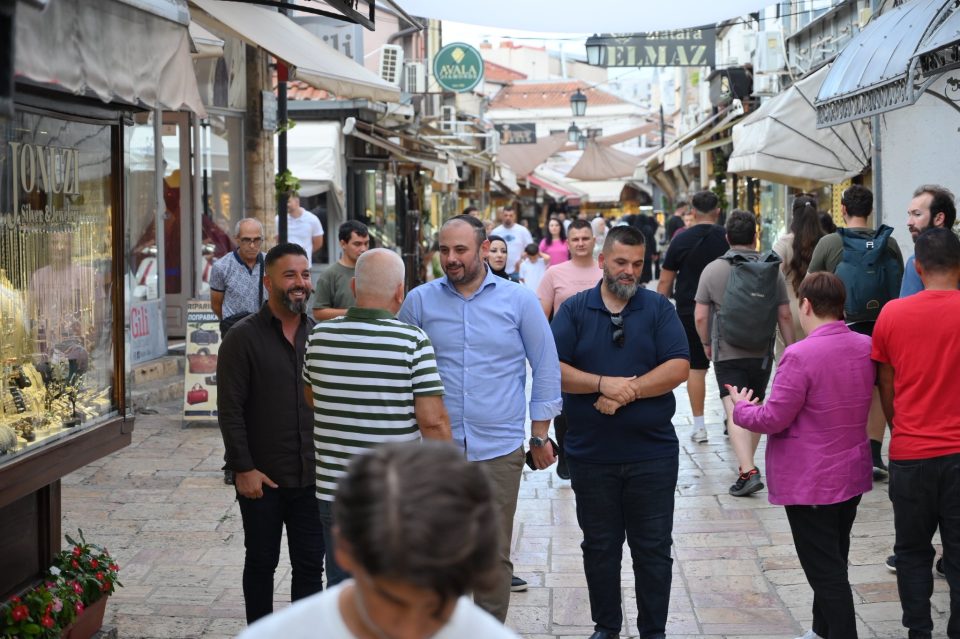 Ѓорѓиевски во посета на Старата скопска чаршија, искрен разговор со еснафите