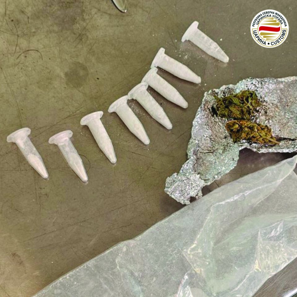 ФОТО: Спречен обид за криумчарење дрога на ГП „Богородица“, Германка во џеб и чанта криела епрувети со кокаин