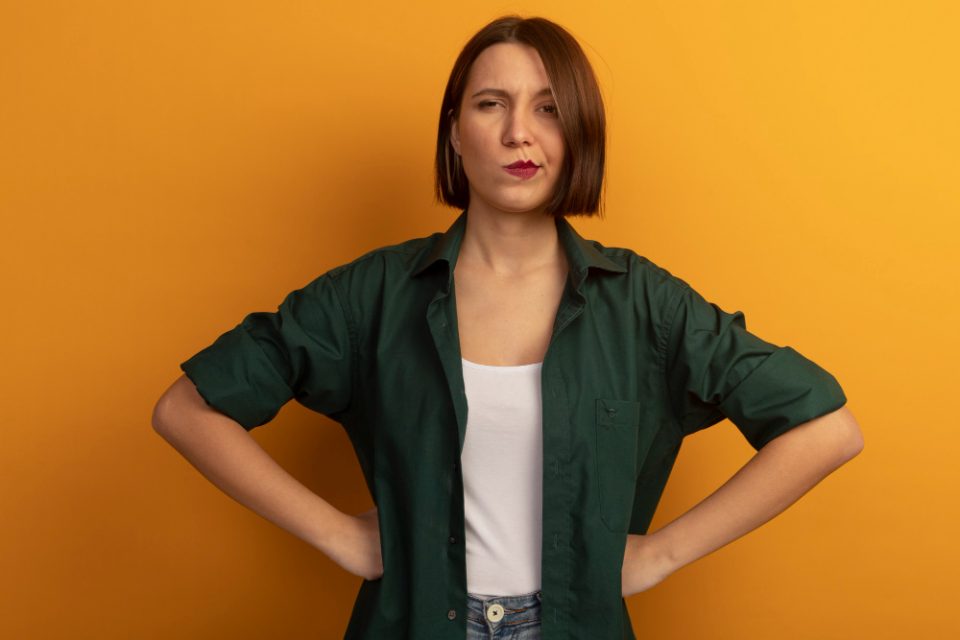 МЕНТАЛНО СИЛНА И СТАБИЛНА ЖЕНА СЕ ПРЕПОЗНАВА САМО ПО ОВА: Ги надминува сите неволји, а изгледа како ништо да не ја допрело!