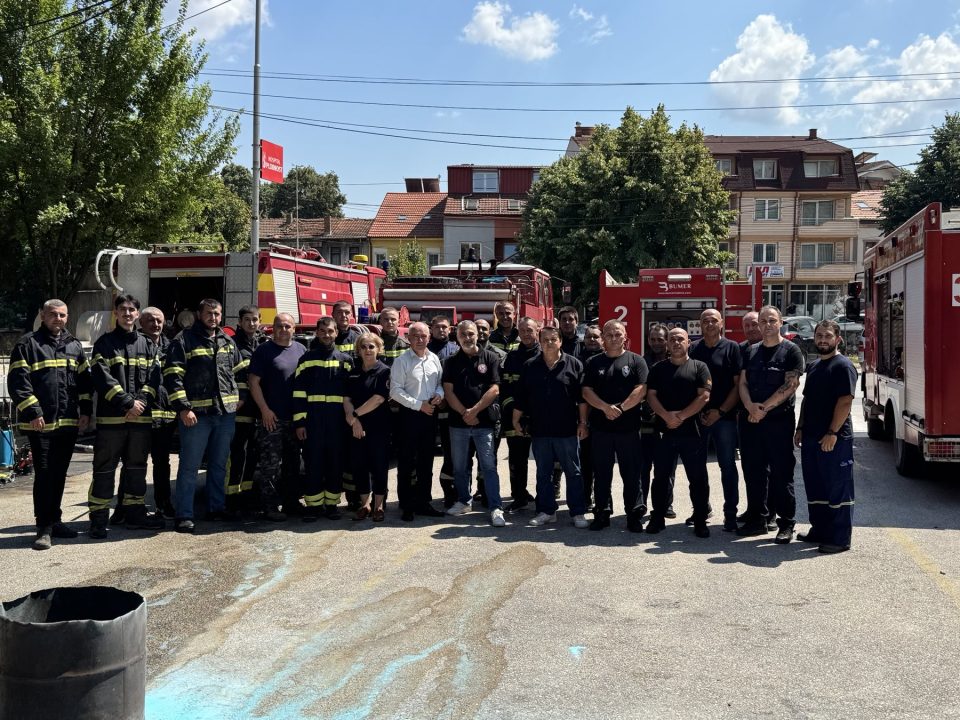Коњановски со поддршка за новите сезонски пожарникари во Битола (ФОТО)