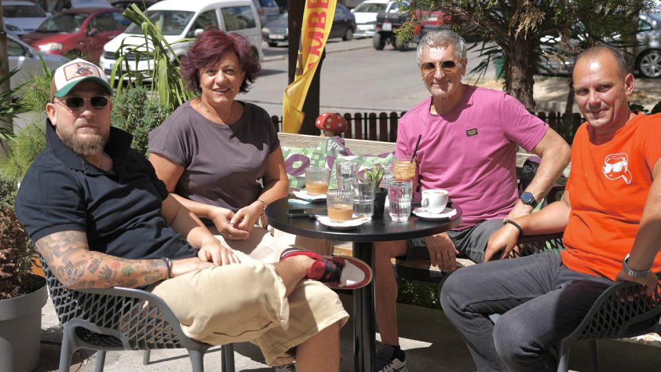 Бети Стаменкоска Трајкоска на кафе дружба со Мики Јовановски Џафер и Миро Кацаров