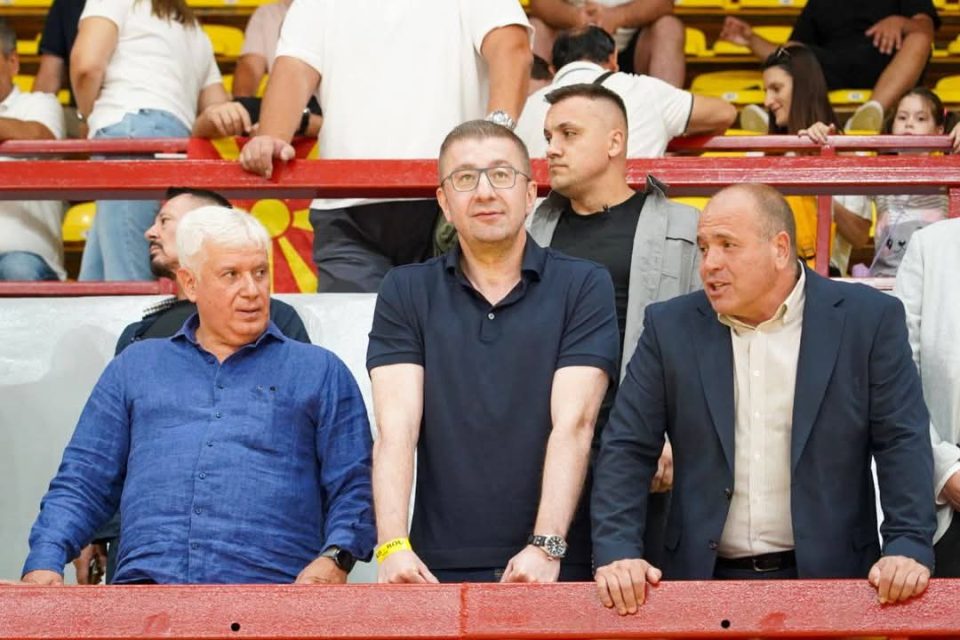 Мицкоски до кошаркарите: Македонија е со вас не само кога победувате, туку и кога паѓате со дигната глава!