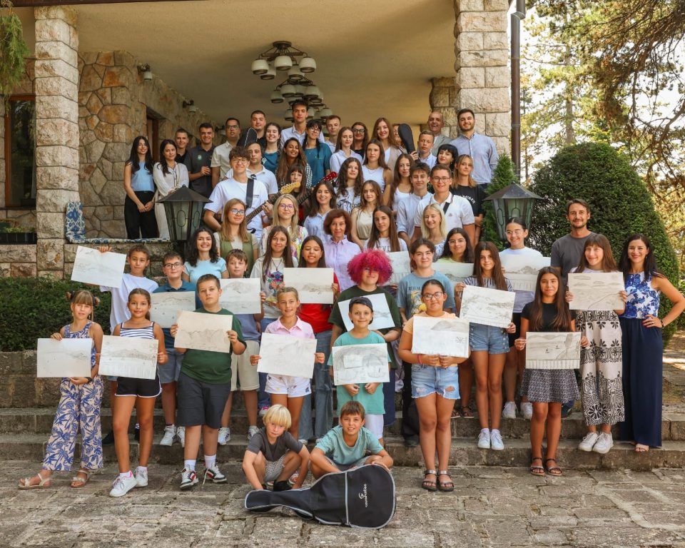 Средба на Сиљановска-Давкова по повод Меѓународниот ден на младите: Мора да им овозможиме учество на младите во управувањето со сегашноста