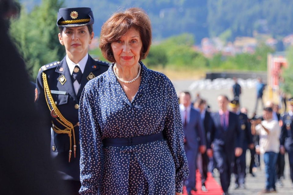 Сиљановска-Давкова положи свежо цвеќе на гробот на Никола Карев и на споменикот на хероите на месноста „Слива“