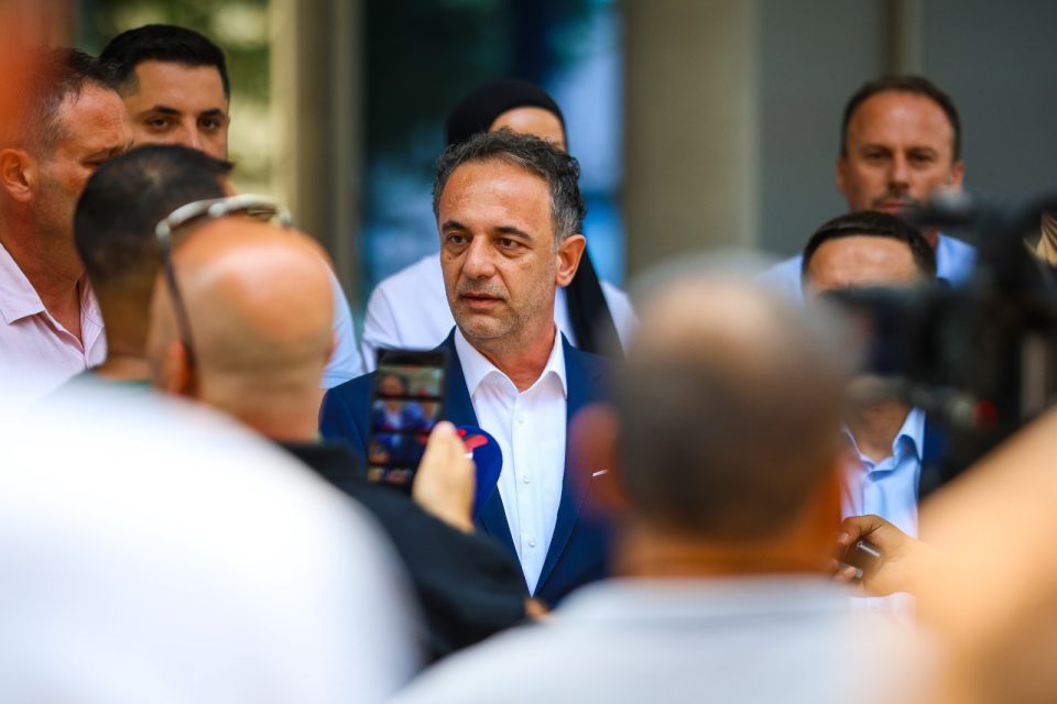 Алиу: Вработените во пералната на Клинички центар од денеска се на работа – се бара решение преку преговори со приватната компанија