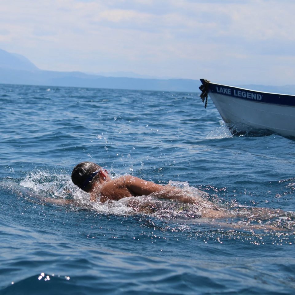 ВИДЕО: 9 часа и 29 минути му беа потребни на Марко Пејчиновски за уште еднаш да го преплива Охридското Езеро