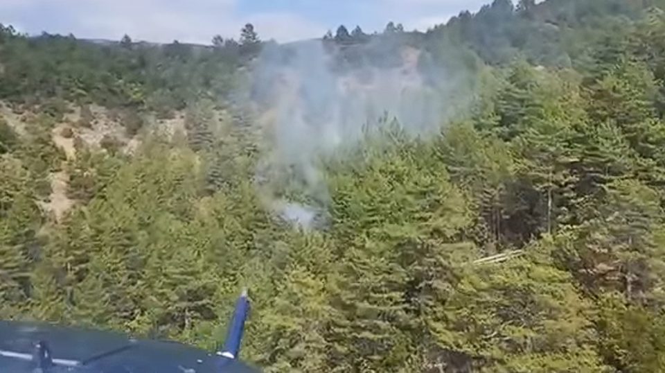 ВИДЕО: Полицискиот хеликоптер фрли повеќе од 65 тони вода врз пожарот во Јасен