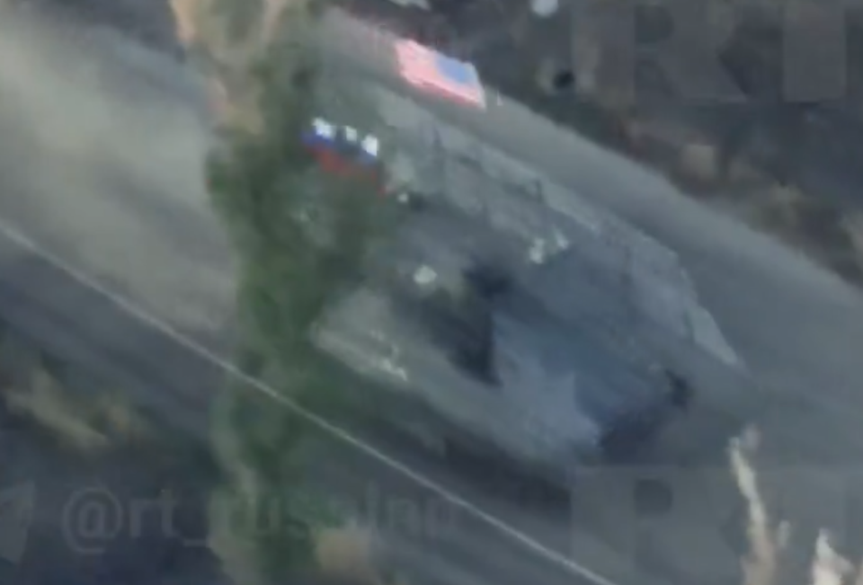 (ВИДЕО) Русите објавија видео на тенк со американско и руско знаме како оди во битка против Украинците