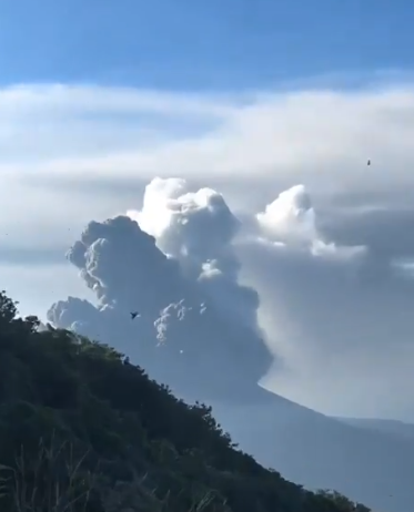 Видео: Ерупција на вулканот Шинмое во Јапонија, пепелта се крена до 5,5 километри во воздухот
