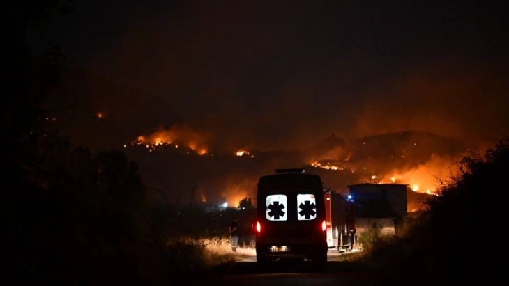 Голем пожар на југот на Албанија, евакуирани села