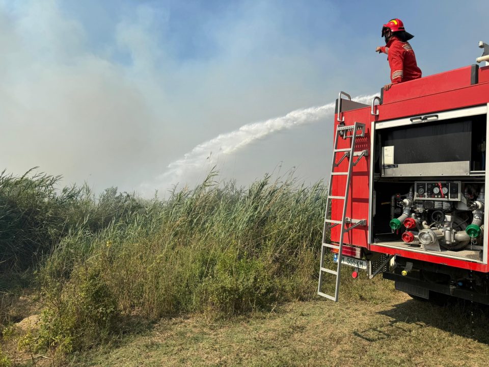 ВИДЕО: Драматична ситуацијата со пожарите во Албанија, пеплосани села, две жртви и повеќе повредени