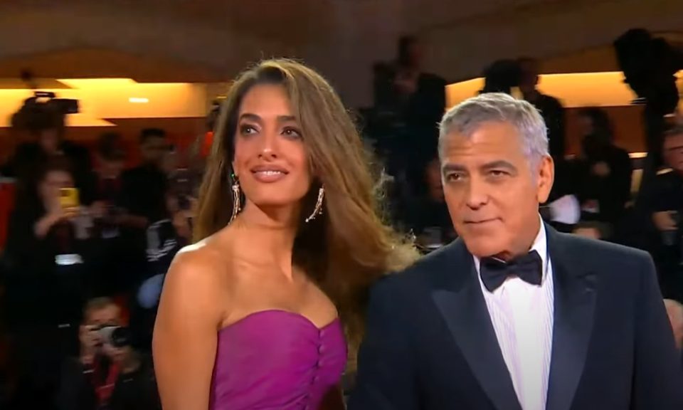 ВИДЕО: Џорџ и Амал Клуни блеснаа на црвениот тепих во Венеција, сите прашуваат од каде е фустанот на згодната адвокатка