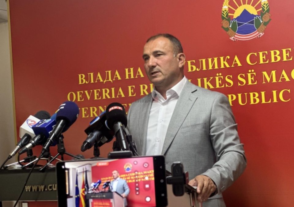 Ангелов: Три пожари активни во моментов, деновиве од 20 до 30 пожари на отворен простор