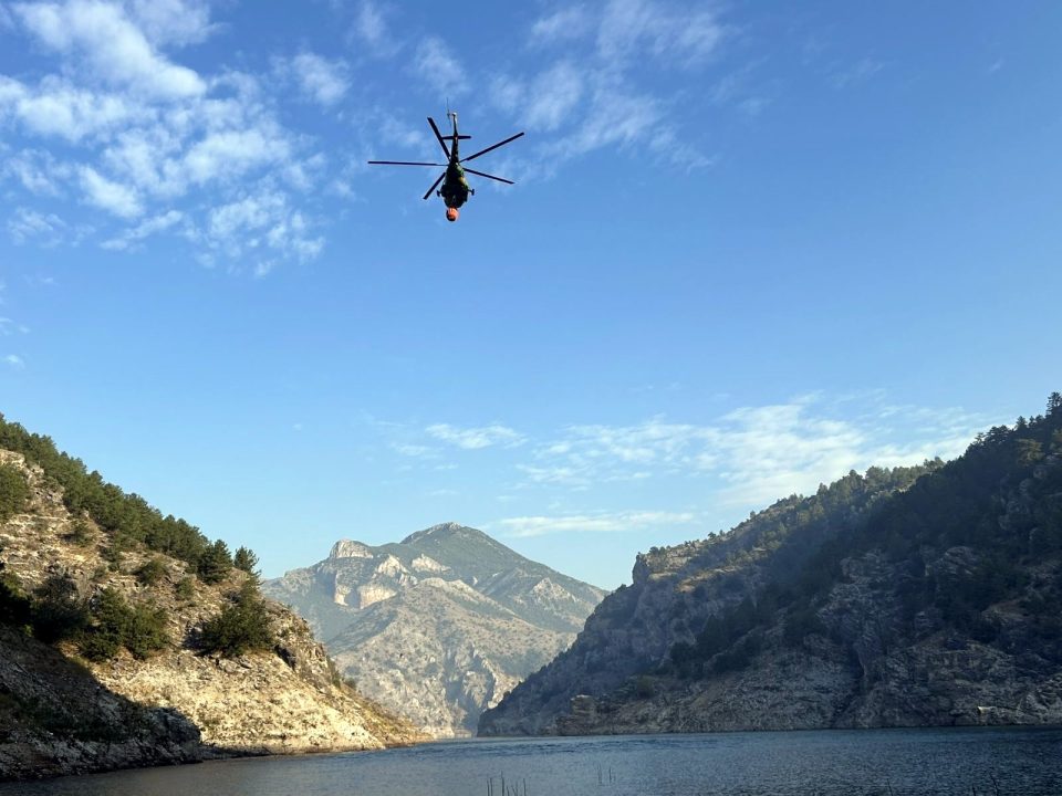 ФОТО: Армискиот хеликоптер дејствуваше на пожарот во Јасен, исфрлени 52 тони вода