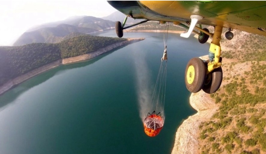 Со хеликоптер на Армијата исфрлени 102 тони вода врз пожарот во Јасен, активен еден крак од ловиштето кон езерото Козјак