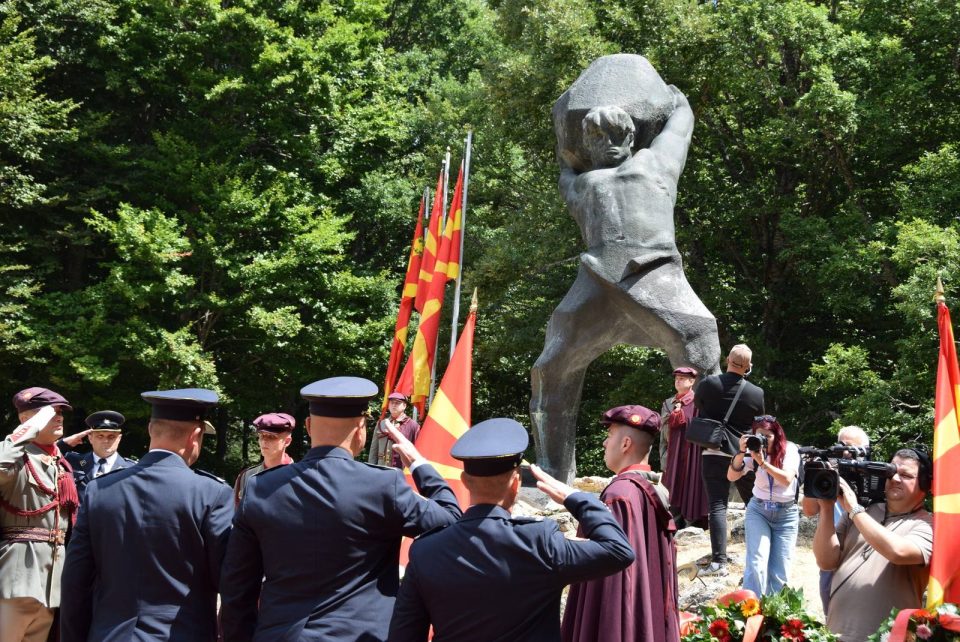 Делегација предводена од началникот на Генералштабот на Армијата положи цвеќе во Крушево