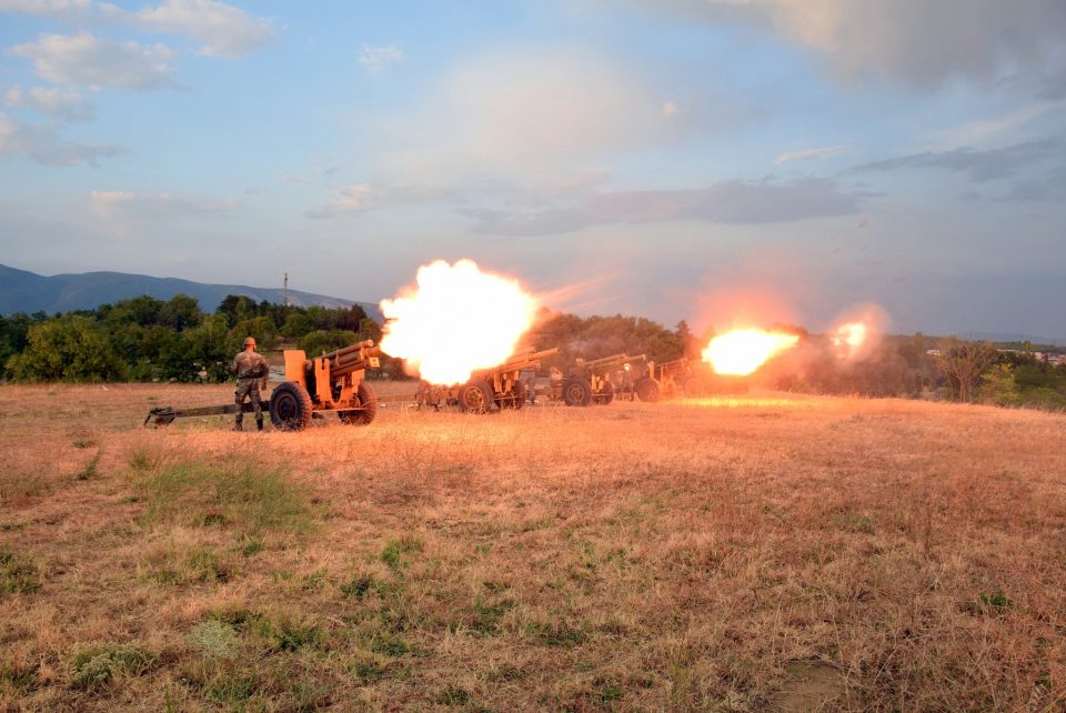 ФОТО: АРМ утре слави 33 години, денеска почесна артилериска стрелба