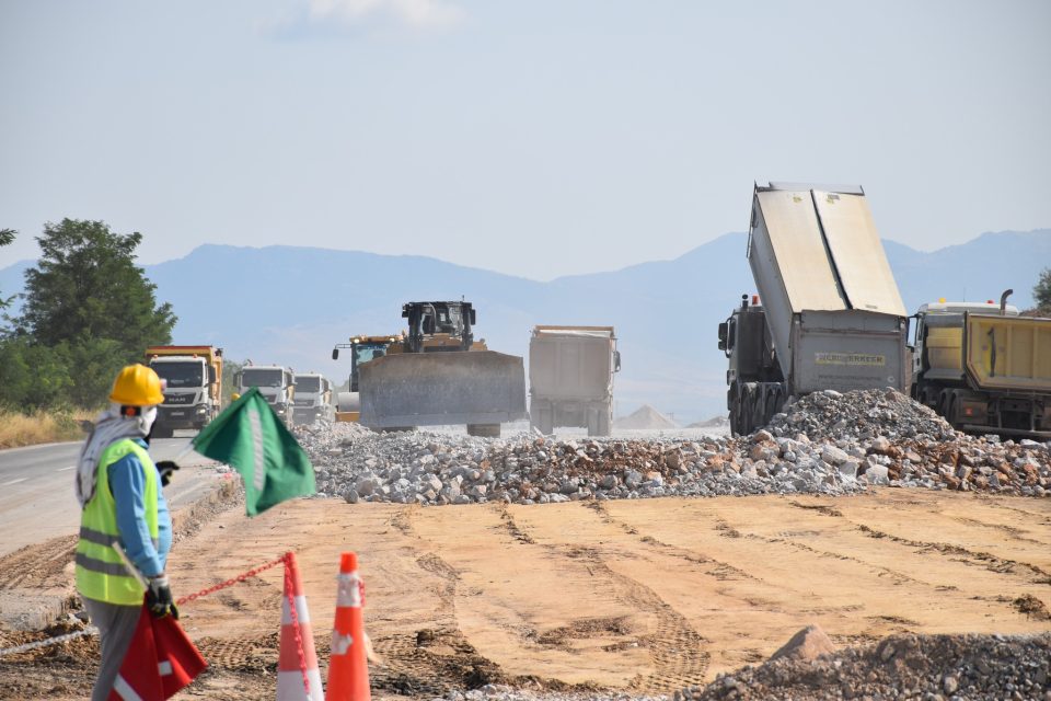 ФОТО: Интензивно се работи на изградба на автопатот Прилеп-Битола