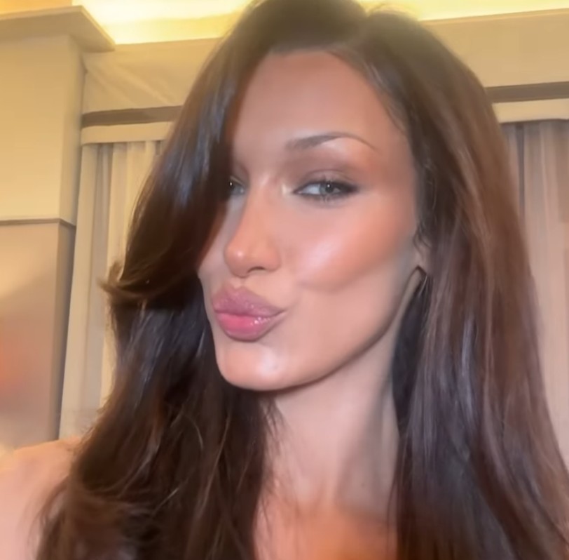 ФОТО: Бела Хадид без градник, манекенката се приклучи на трендот