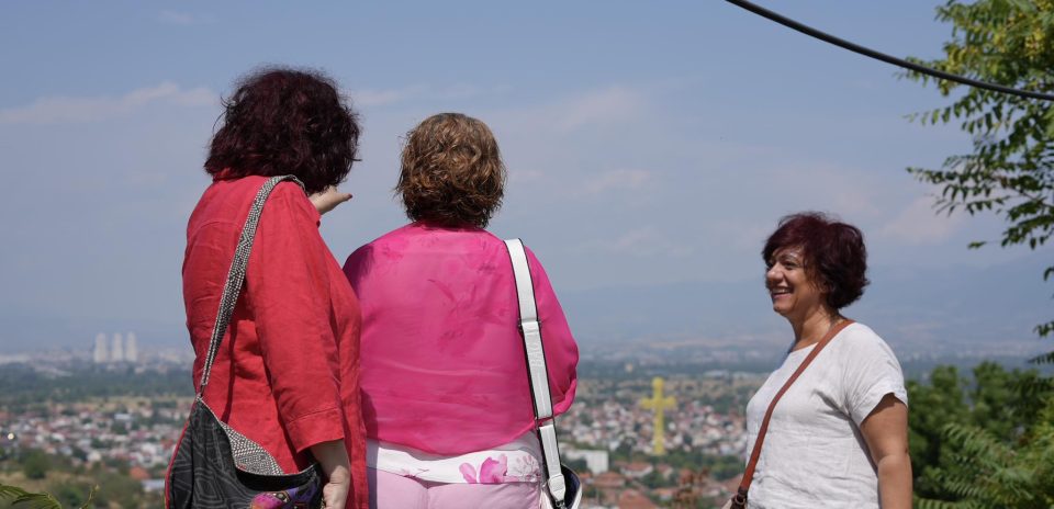 Стаменкоска Трајкоска со колешките пратенички во посета на Три Круши и црквата „Св. Петка“