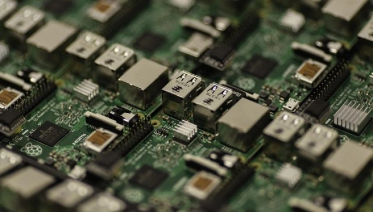 Трамп вели дека планира 100 проценти царина на чиповите, Епл ќе инвестира уште 100 милијарди долари во американското производство