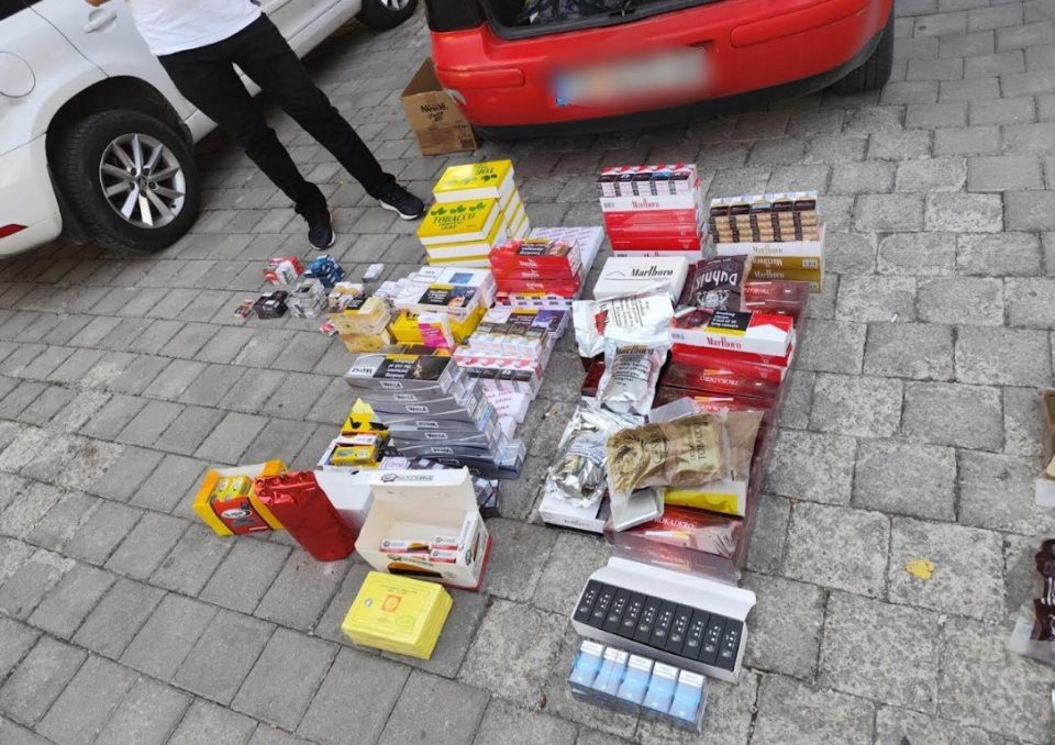 Запленета поголема количина цигари без бандероли и дробен тутун, лишени од слобода две лица