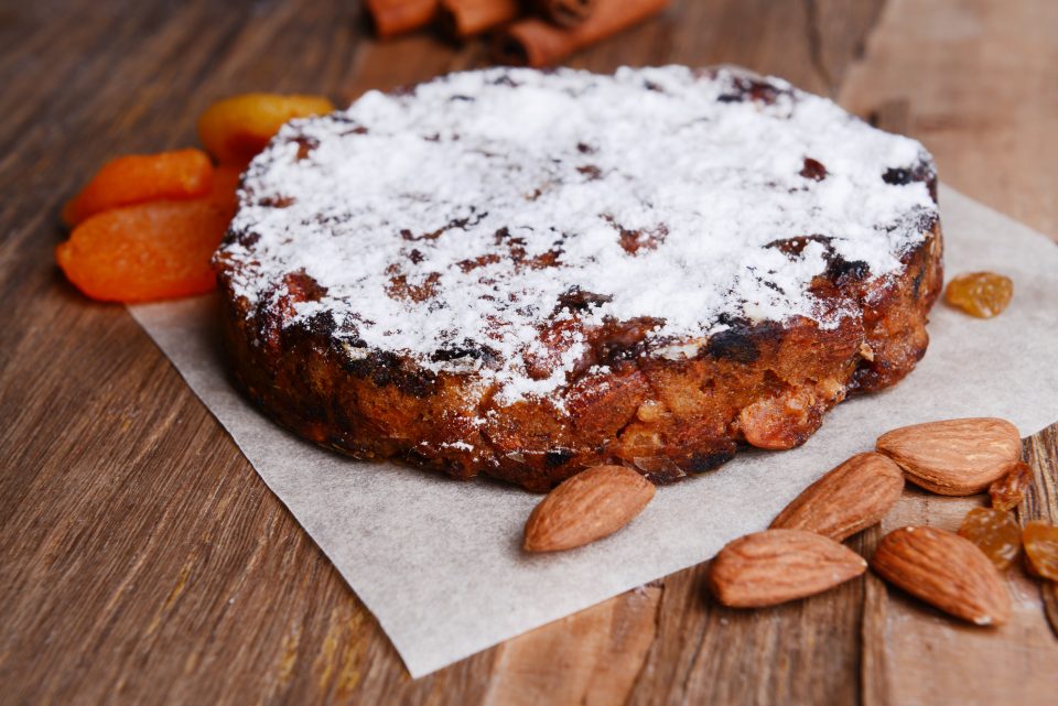 НЕОДОЛИВО ВКУСЕН: Колач со бадеми и морков