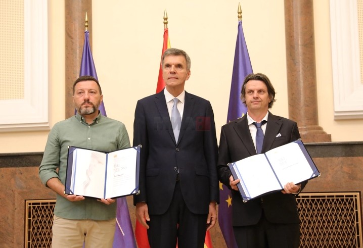 Врачена државната награда „Мајка Тереза“ на доц. д-р Ирфан Ахмети и Борче Стаменов