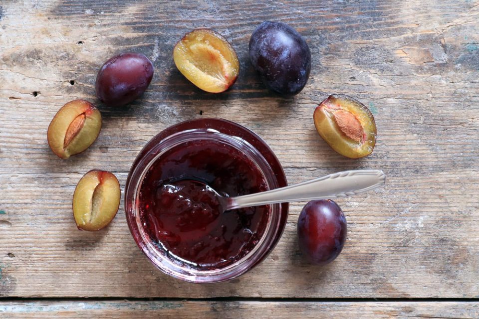 Џем од сливи каков што никогаш не сте го пробале, тајна состојка за совршен десерт