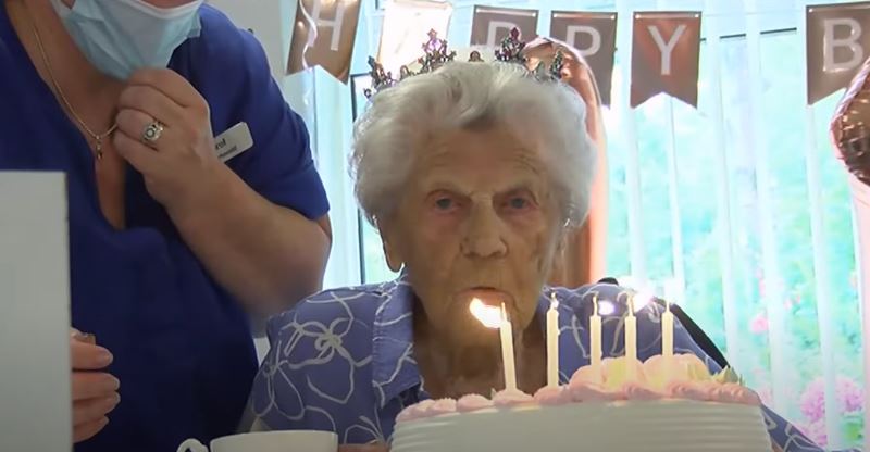 ВИДЕО: Има 115 години и најдобар трик за долг и убав живот – „Секогаш велам да на сè“