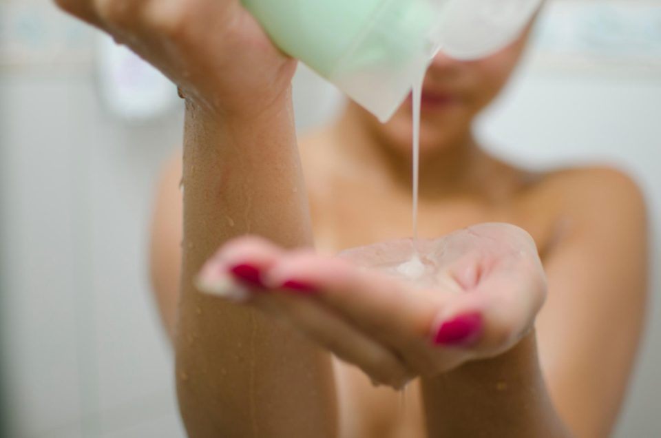 Откриена бактерија во популарен гел за туширање, итно се повлекува од пазарот