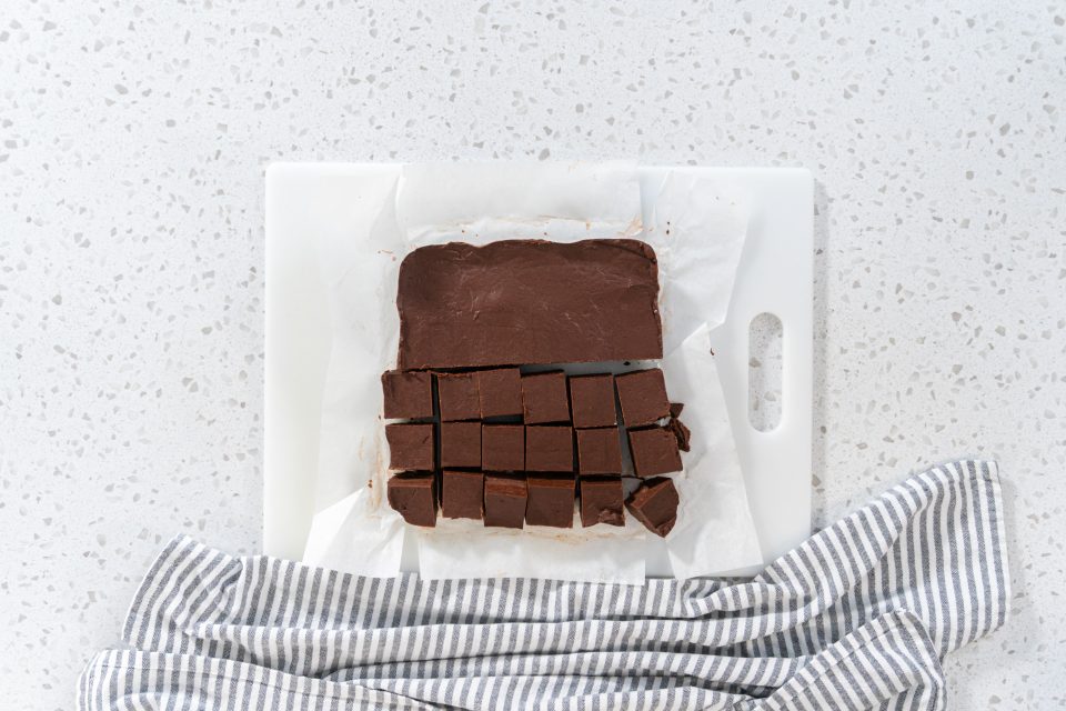 Чоколадни коцки со лешници