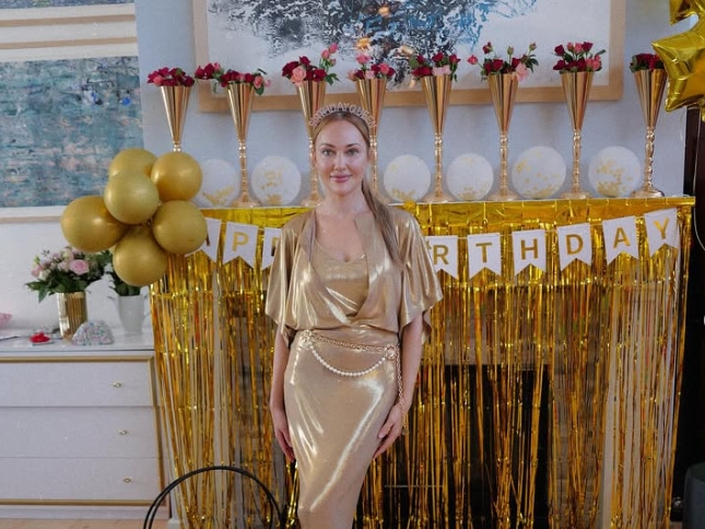 Хурем го прослави роденденот во стил на вистинска султанка: Позираше цела во злато, а погледнете ја оваа декорација (ФОТО)