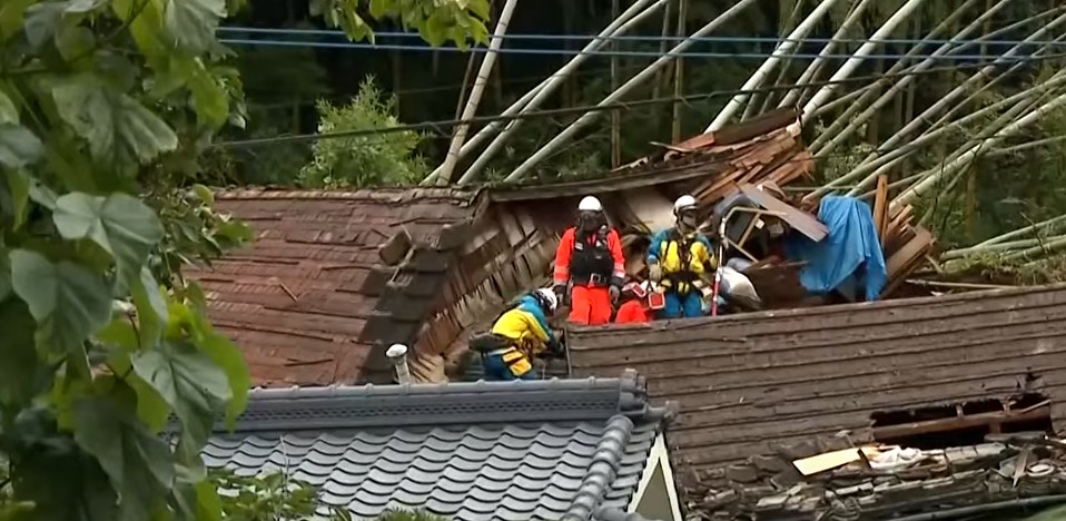 Јапонските власти повикуваат на масовна евакуација поради поплави и свлечишта