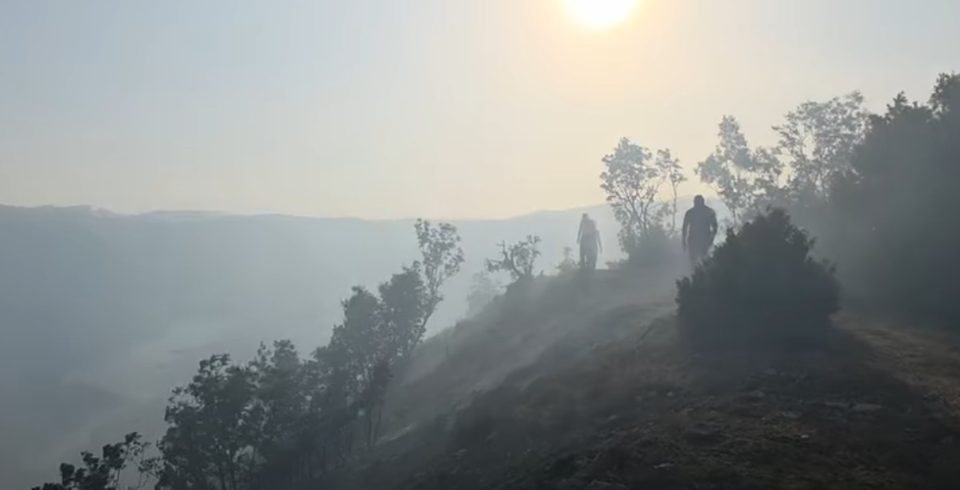 „Едвај дишевме, но не се повлековме“: Силниот ветер ја влоши состојбата со пожарот во „Јасен“ (ВИДЕО)