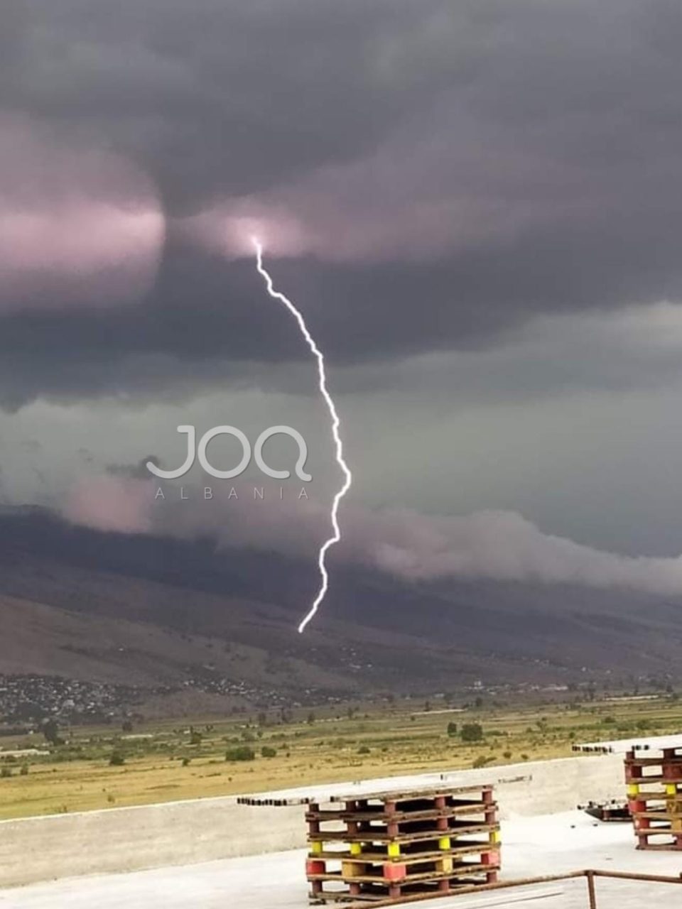 Албанија ја погоди големо невреме: Прекин во воздушниот, поморскиот и на делови од патниот сообраќај (ВИДЕО)