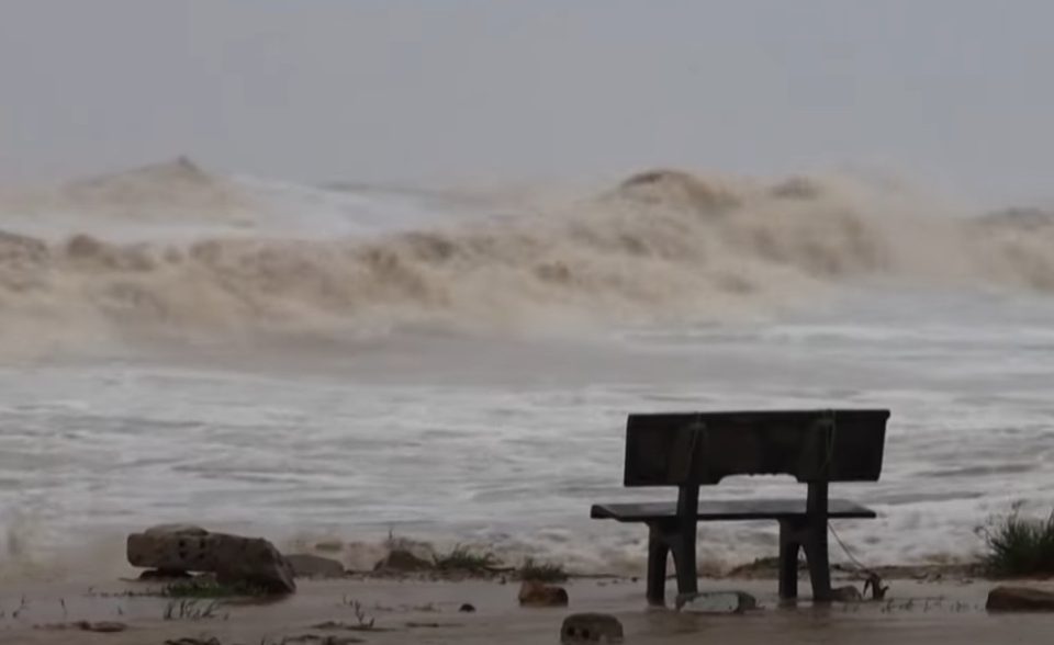 Неколкумина загинати во поплави и свлечишта предизвикани од тајфунот Каџики во Виетнам и Тајланд
