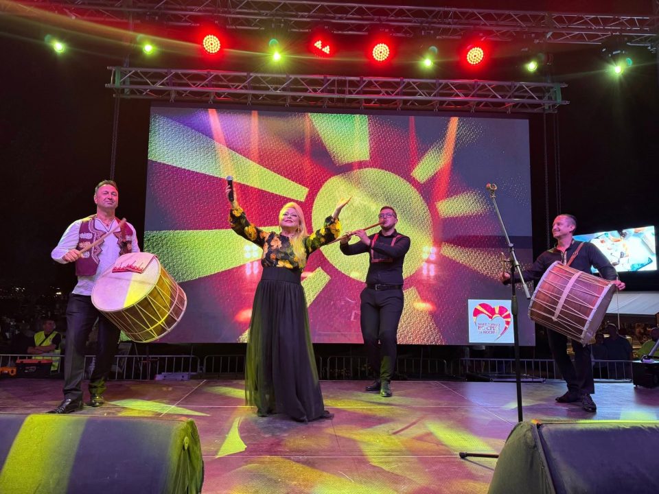 Плоштадот во Охрид претесен, испратена моќна порака „Македонијо во срце те носиме“!