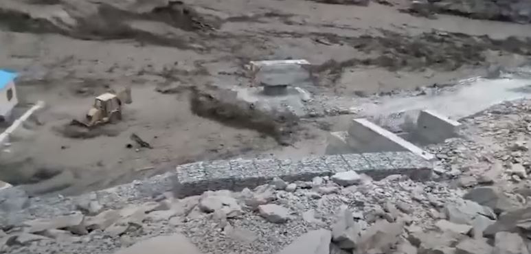 Во поројните дождови и поплави во Индија и Пакистан загинаа најмалку 176 лица