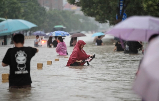 Најмалку 153 лица загинаа во поплавите и свлечиштата во Шри Ланка