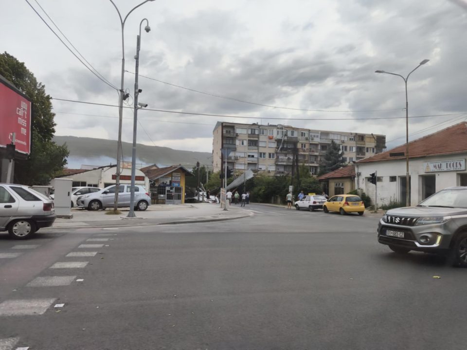 Поради невремето во Скопје на 112 повеќе пријави за паднати дрвја, скинати кабли на ЕВН и оштетување на приватна сопственост